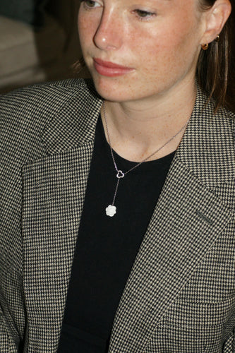 Collier Chanel - Collier Camélia en or blanc, diamants et agate blanche 58 Facettes