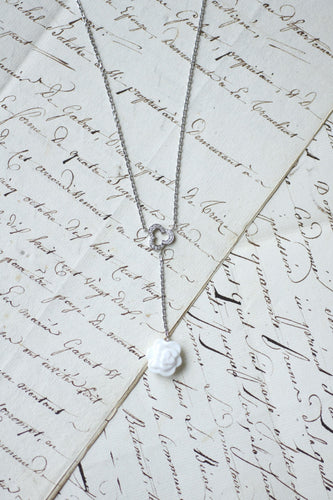 Collier Chanel - Collier Camélia en or blanc, diamants et agate blanche 58 Facettes