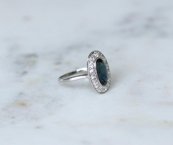 Bague 54 Bague Art déco en platine, saphir ovale et entourage de diamants 58 Facettes