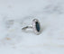 Bague 54 Bague Art déco en platine, saphir ovale et entourage de diamants 58 Facettes