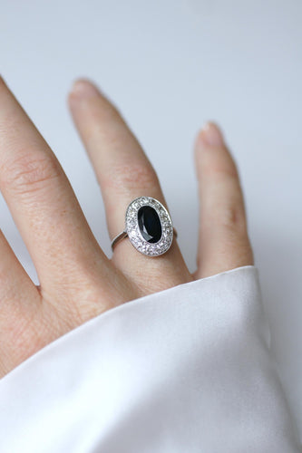 Bague 54 Bague Art déco en platine, saphir ovale et entourage de diamants 58 Facettes