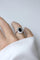 Bague 54 Bague Art déco en platine, saphir ovale et entourage de diamants 58 Facettes