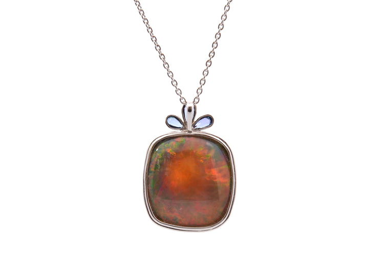 Collier Collier en or 18k et platine, opale 40 ct et saphirs 58 Facettes 27500-27206