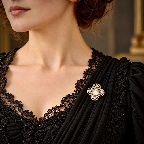 Broche Broche en or jaune 18K, pierre de lune, diamants et rubis 58 Facettes