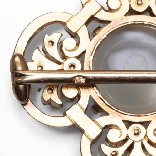 Broche Broche en or jaune 18K, pierre de lune, diamants et rubis 58 Facettes