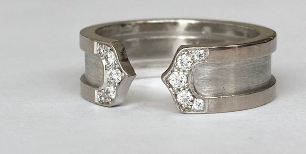 Bague 50 Cartier - Bague C vintage en or blanc 18k avec diamants 58 Facettes ring