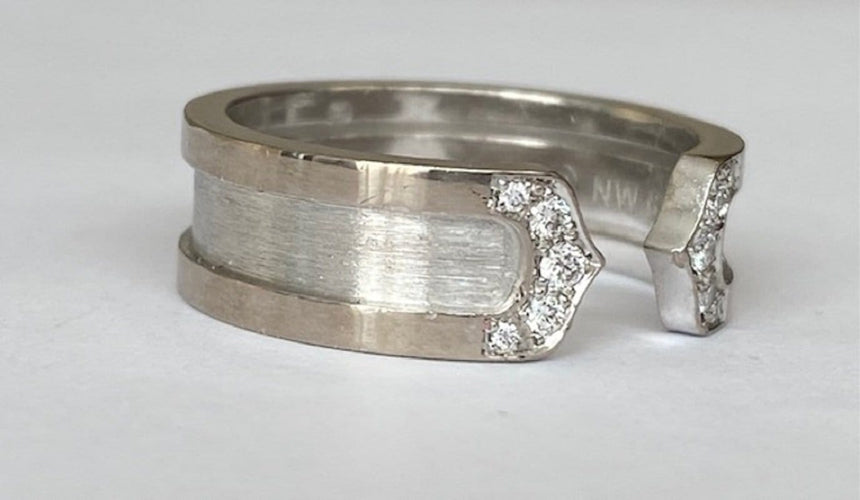 Bague 50 Cartier - Bague C vintage en or blanc 18k avec diamants 58 Facettes ring
