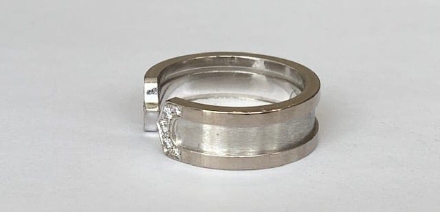 Bague 50 Cartier - Bague C vintage en or blanc 18k avec diamants 58 Facettes ring