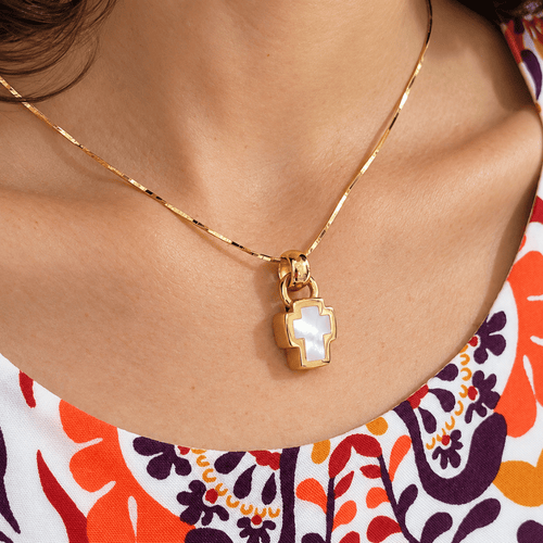 Collier Collier en or jaune 18 carats avec croix en nacre blanche 58 Facettes CO71