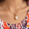 Collier Collier en or jaune 18 carats avec croix en nacre blanche 58 Facettes CO71