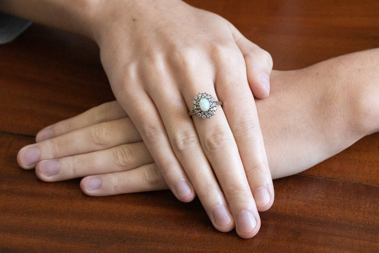 Bague 58 Bague vintage en or blanc 18 carats avec opale et diamants 58 Facettes 13658