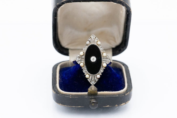 Bague 53.5 Bague Art déco en or jaune et platine, onyx, diamants et perles 58 Facettes 13671