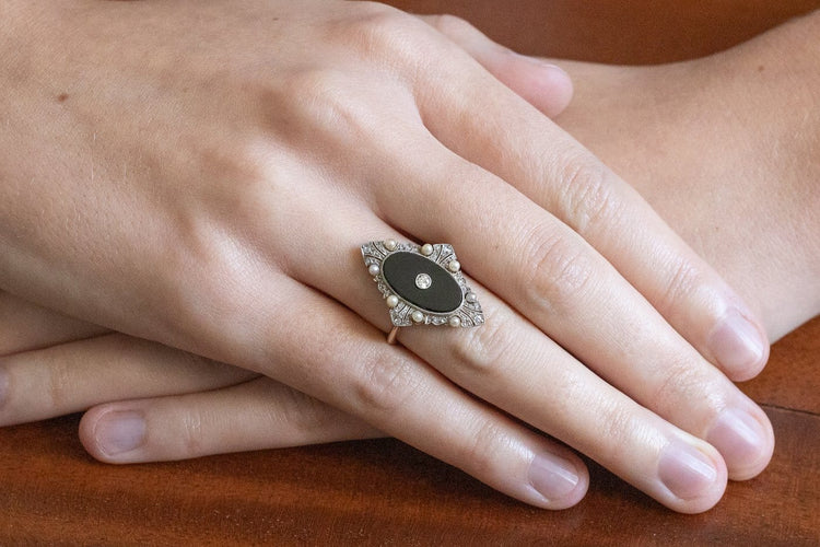 Bague 53.5 Bague Art déco en or jaune et platine, onyx, diamants et perles 58 Facettes 13671