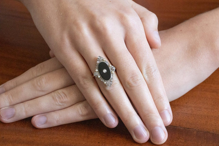 Bague 53.5 Bague Art déco en or jaune et platine, onyx, diamants et perles 58 Facettes 13671