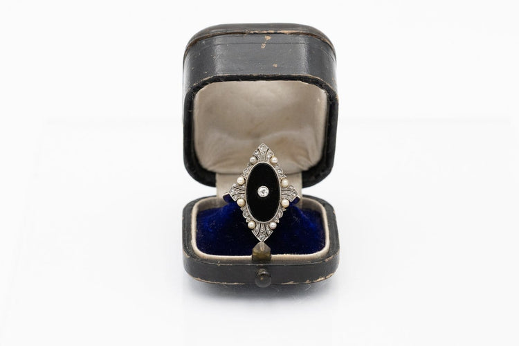 Bague 53.5 Bague Art déco en or jaune et platine, onyx, diamants et perles 58 Facettes 13671