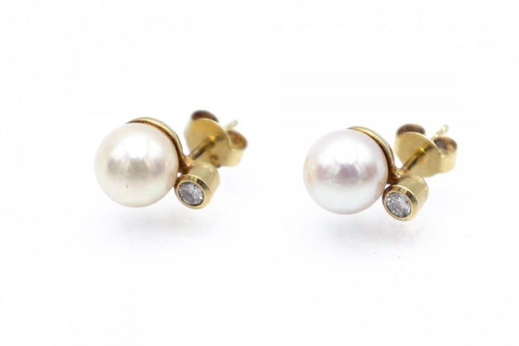 Boucles d'oreilles Boucles d'oreilles en or jaune 14 carats avec perles et diamants 58 Facettes 13579