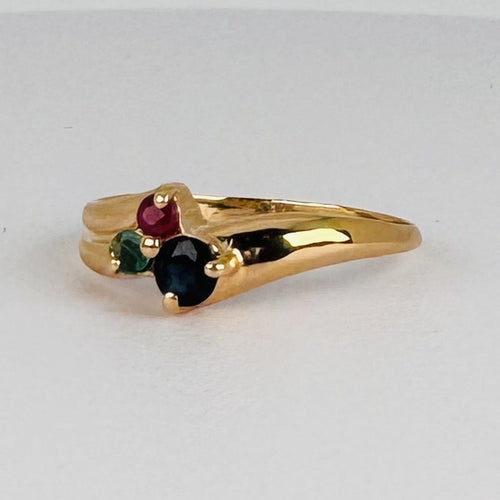 Bague 52 Bague en or jaune 18k, rubis, émeraude et saphir bleu 58 Facettes 2609006
