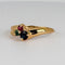 Bague 52 Bague en or jaune 18k, rubis, émeraude et saphir bleu 58 Facettes 2609006