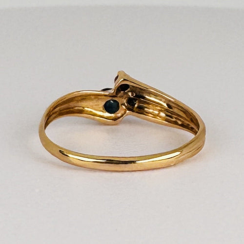 Bague 52 Bague en or jaune 18k, rubis, émeraude et saphir bleu 58 Facettes 2609006