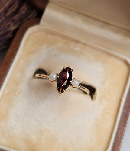 Bague 51.5 Bague trilogie en or rose 18 carats, grenat et perles de culture 58 Facettes 772