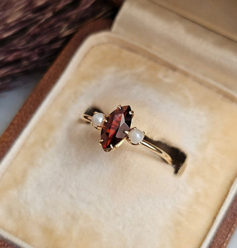 Bague 51.5 Bague trilogie en or rose 18 carats, grenat et perles de culture 58 Facettes 772