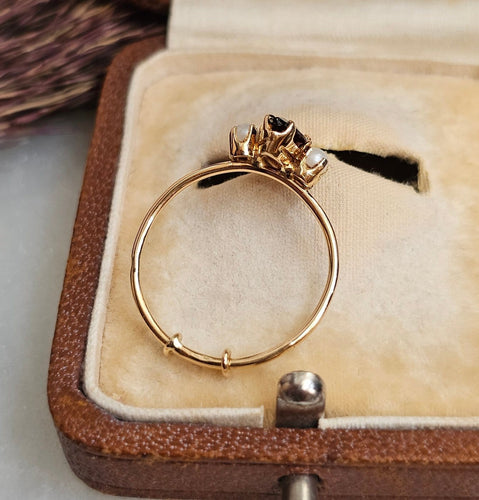 Bague 51.5 Bague trilogie en or rose 18 carats, grenat et perles de culture 58 Facettes 772