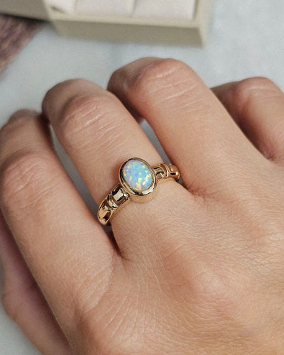 Bague 55 Bague jonc en or jaune 14 carats avec opale de synthèse 58 Facettes 689