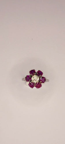 Bague 54 Bague en platine 950 avec diamant central et marguerite de six rubis 58 Facettes Valuor Modèle-015