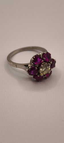 Bague 54 Bague en platine 950 avec diamant central et marguerite de six rubis 58 Facettes Valuor Modèle-015
