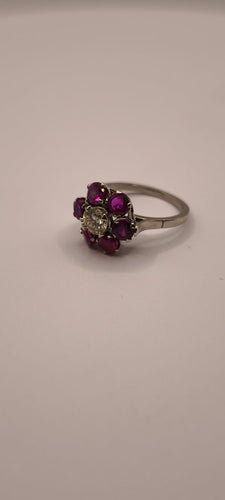 Bague 54 Bague en platine 950 avec diamant central et marguerite de six rubis 58 Facettes Valuor Modèle-015