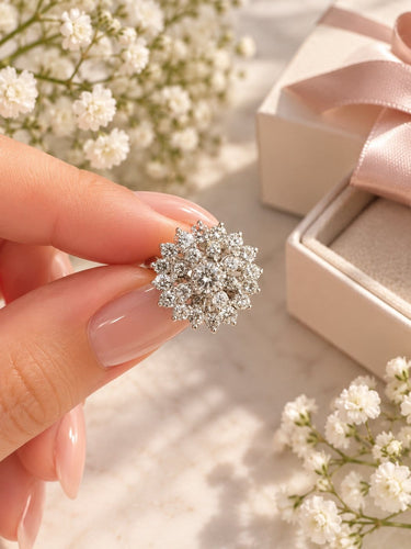 Bague 53 Bague cocktail en or blanc 750, diamants et motif floral 58 Facettes 50546