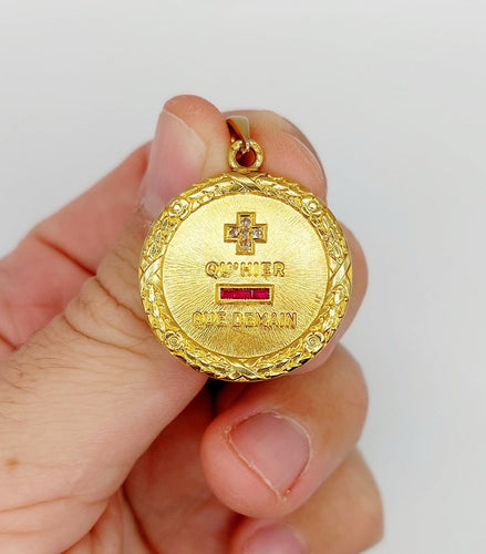 Pendentif Augis - Pendentif médaille d’amour 27 mm en or 18k, diamant et rubis 58 Facettes A08039