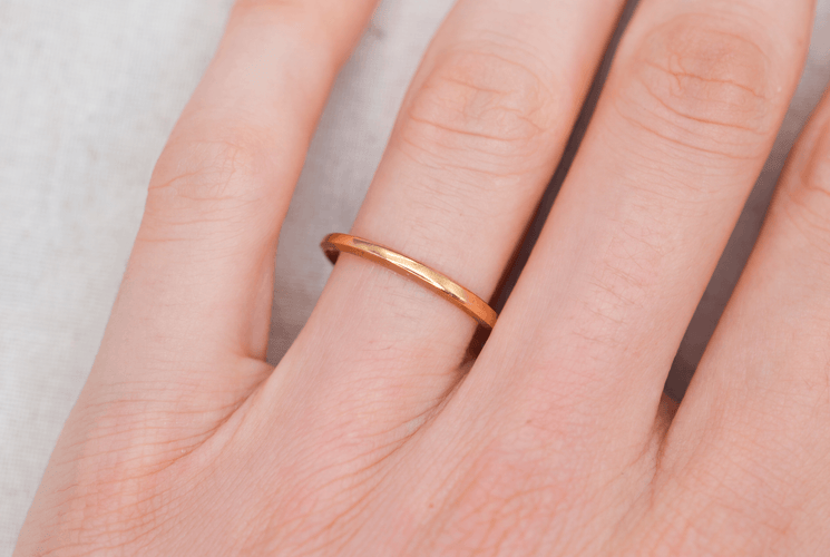 Bague 54 Alliance biseautée en or jaune 18 carats, 1,7 mm 58 Facettes 4208