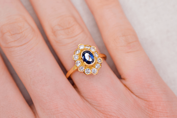 Bague 52 Bague Marguerite en or jaune 18 carats, saphir et 12 diamants 58 Facettes 4211