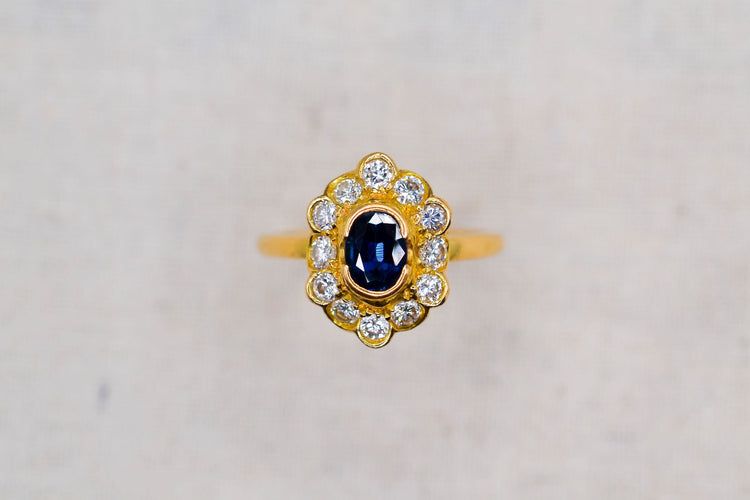 Bague 52 Bague Marguerite en or jaune 18 carats, saphir et 12 diamants 58 Facettes 4211