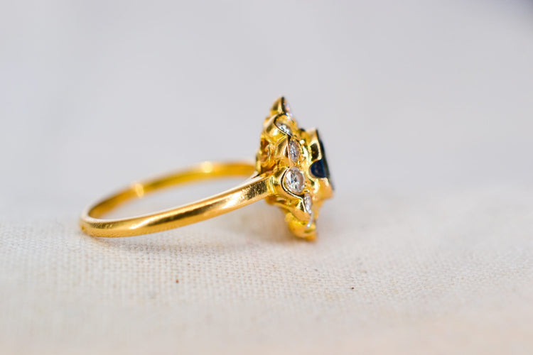 Bague 52 Bague Marguerite en or jaune 18 carats, saphir et 12 diamants 58 Facettes 4211