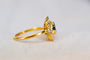 Bague 52 Bague Marguerite en or jaune 18 carats, saphir et 12 diamants 58 Facettes 4211