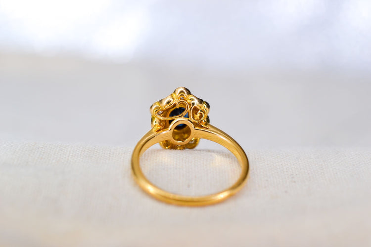 Bague 52 Bague Marguerite en or jaune 18 carats, saphir et 12 diamants 58 Facettes 4211