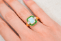 Bague 55 Bague octogonale en or jaune avec opale, émeraudes et diamants 58 Facettes 4232