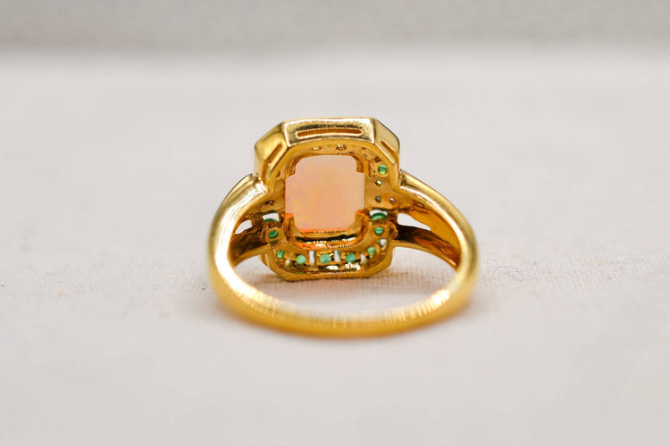 Bague 55 Bague octogonale en or jaune avec opale, émeraudes et diamants 58 Facettes 4232