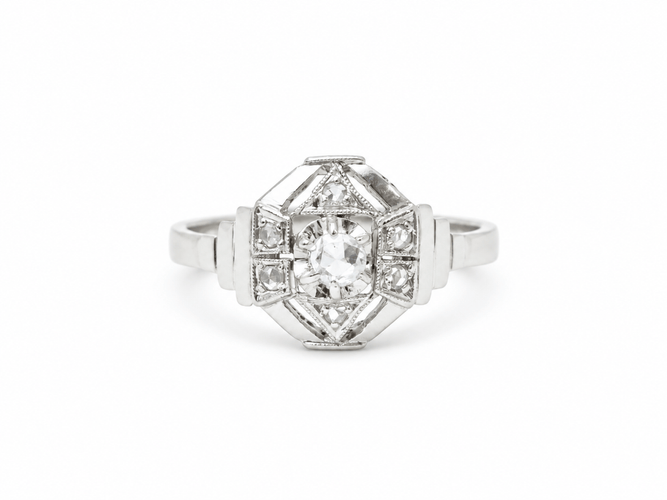 Bague 54 Bague octogonale Art déco en or blanc 18 carats, platine et diamants taille rose 58 Facettes 33866
