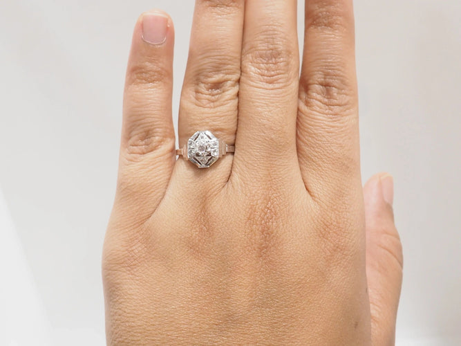 Bague 54 Bague octogonale Art déco en or blanc 18 carats, platine et diamants taille rose 58 Facettes 33866
