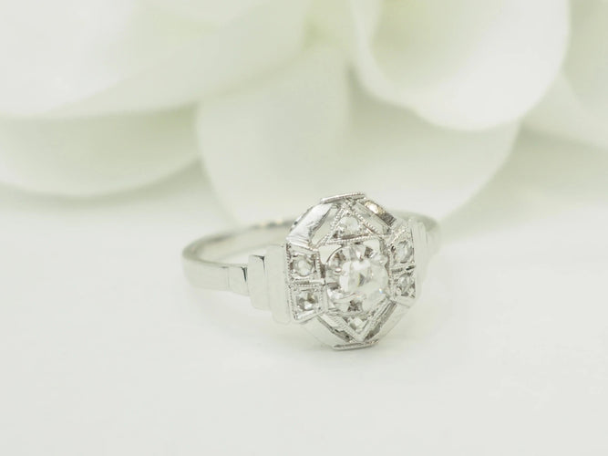 Bague 54 Bague octogonale Art déco en or blanc 18 carats, platine et diamants taille rose 58 Facettes 33866