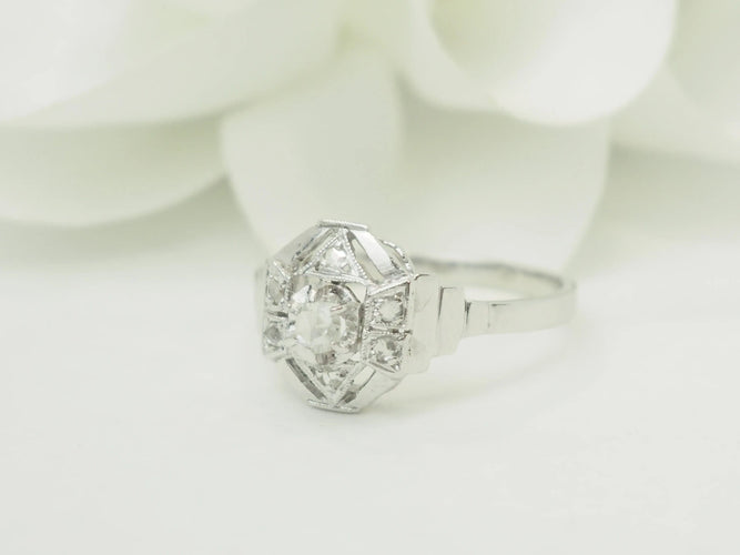Bague 54 Bague octogonale Art déco en or blanc 18 carats, platine et diamants taille rose 58 Facettes 33866