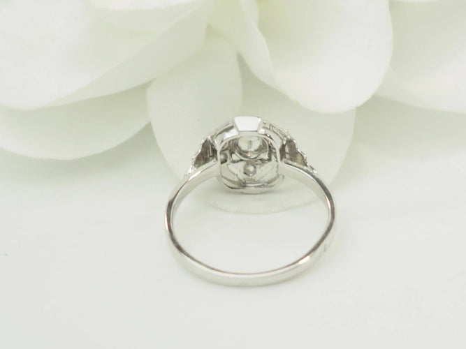 Bague 54 Bague octogonale Art déco en or blanc 18 carats, platine et diamants taille rose 58 Facettes 33866