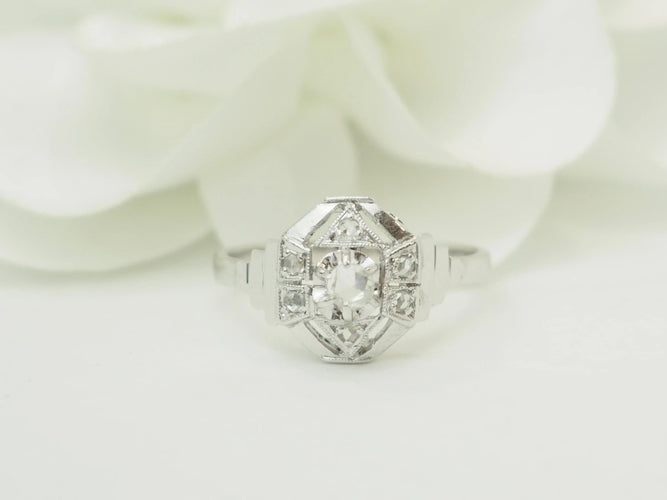 Bague 54 Bague octogonale Art déco en or blanc 18 carats, platine et diamants taille rose 58 Facettes 33866