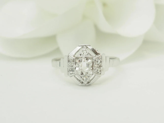Bague 54 Bague octogonale Art déco en or blanc 18 carats, platine et diamants taille rose 58 Facettes 33866