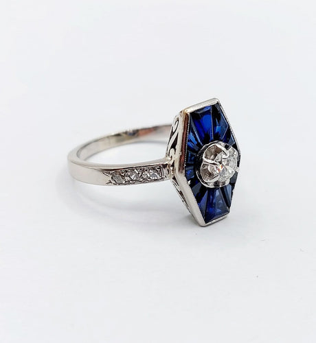 Bague 60.5 Bague marquise Art déco en or blanc 18k, diamant taille ancienne et saphirs synthétiques 58 Facettes A08032