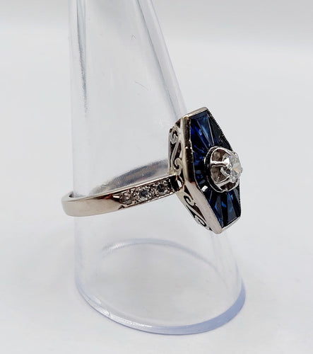 Bague 60.5 Bague marquise Art déco en or blanc 18k, diamant taille ancienne et saphirs synthétiques 58 Facettes A08032