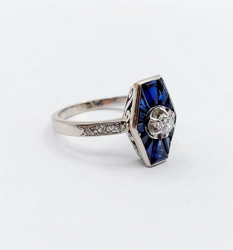 Bague 60.5 Bague marquise Art déco en or blanc 18k, diamant taille ancienne et saphirs synthétiques 58 Facettes A08032